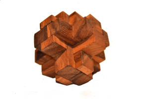 Locking Wooden Cube Interlock Puzzle aus Holz in den Maßen 4,8 x 4,8 x 4,8 cm, monkey pod puzzle
