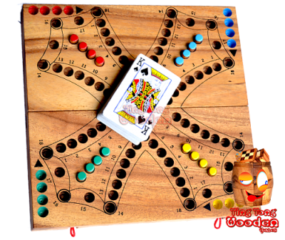 Tock Tock Dog Game small ist ein Unterhaltungsspiel mit Karten in den Maßen 25,8 x 12,6 x 4,5 cm Dog game Tock Samanea wooden board