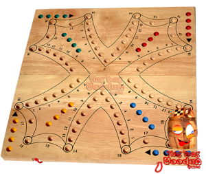 Tock Tock Dog Game ist ein Unterhaltungsspiel mit Karten in den Maßen 35,5 x 17,7 x 4,2 cm Dog game Tock Samanea wooden board