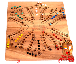 Tock Tock  Game Holz für 6 Spieler ist ein Unterhaltungsspiel mit Karten in den Maßen 25,8 x 12,6 x 4,5 cm Tock Samanea wooden board